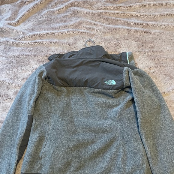 Women’s Gray North Face Denali Fleece Zip-up jacket - Picture 3 of 6